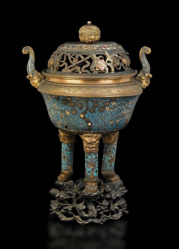 Incensiere tripode in bronzo a smalti cloisonné con un  coperchio a decoro naturalistico, Cina, Dinastia Qing, epoca Qianlong (1736-1795)