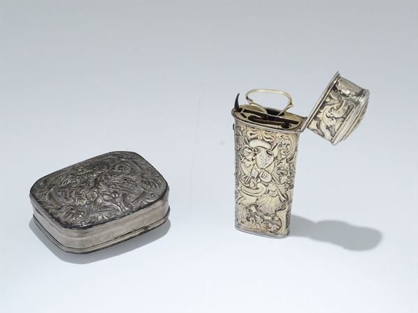 Lotto comprendente scatoletta in argento con decoro di volatile e agoraio in argento