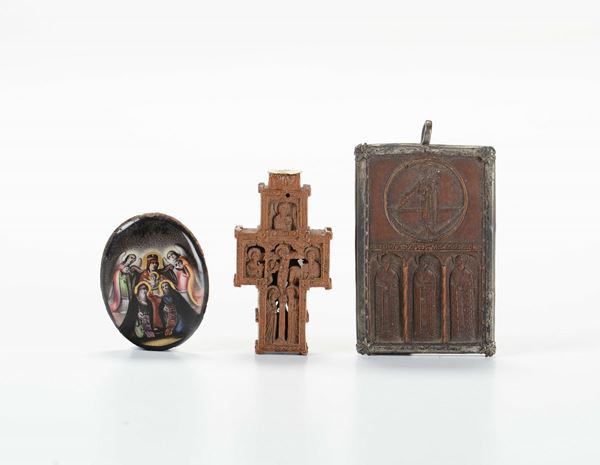 Lotto di tre oggetti in legno e pietre dure, XIX secolo