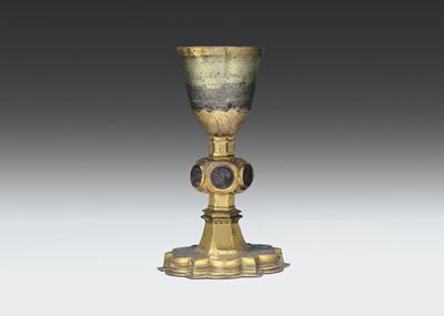 Calice in Rame Sbalzato, Cesellato, Dorato e Argento Fuso e Cesellato. Oreficeria Tardo Gotica To...