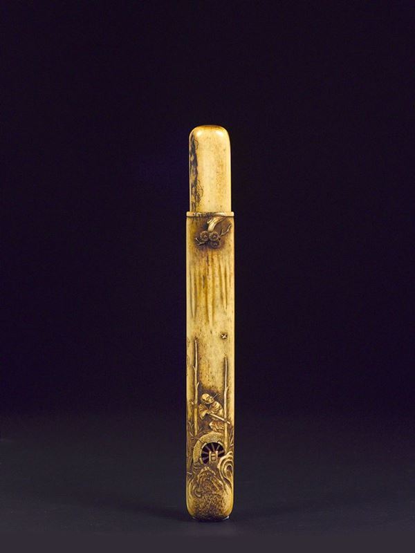 A carved ivory case, China, early 20th century