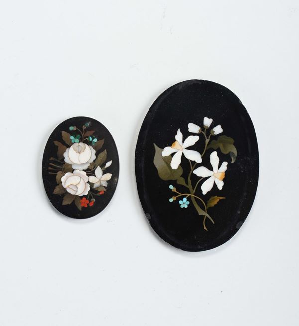 Lotto di due piccole placche ovali in marmo intarsiato a soggetto floreale