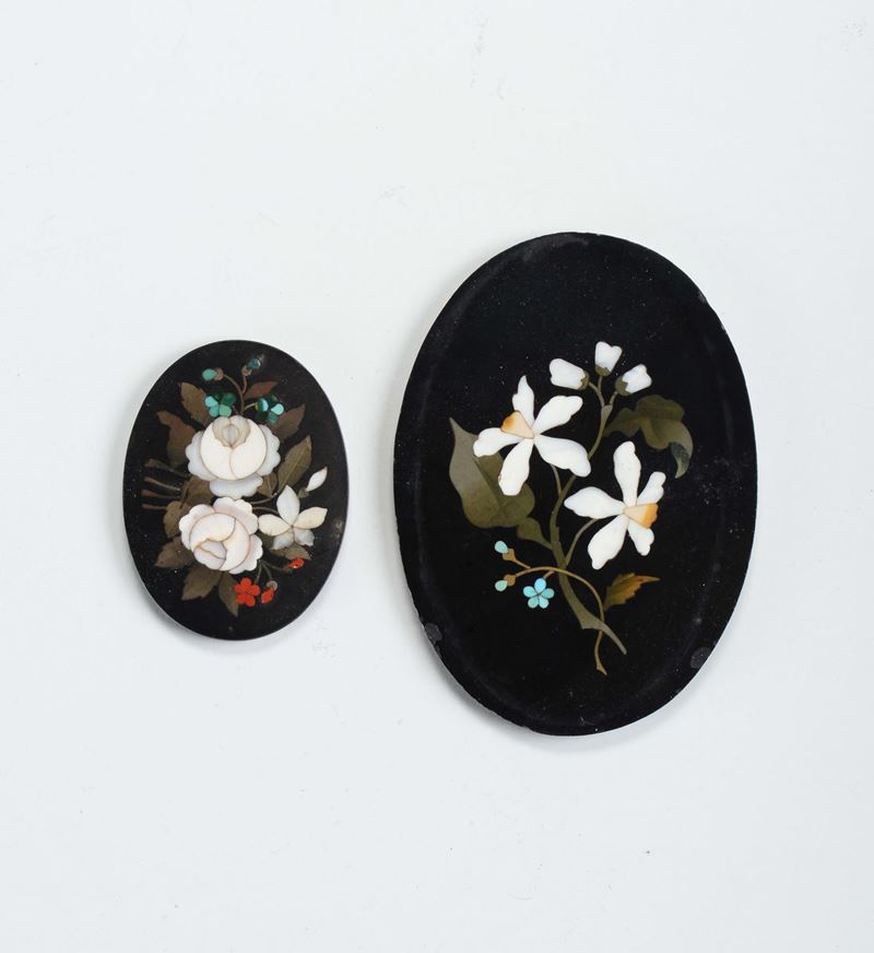 Lotto di due piccole placche ovali in marmo intarsiato a soggetto floreale  - Auction Asta a Tempo Antiquariato - II - Cambi Casa d'Aste