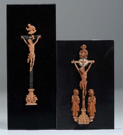 Gruppo di Due Crocefissioni Intagliate in Varie Essenze Lignee. Arte D'oltralpe, Germania (?) XVI...