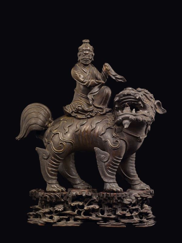 Grande incensiere in bronzo raffigurante saggio sopra cane di Pho, Cina, Dinastia Ming, XVII secolo