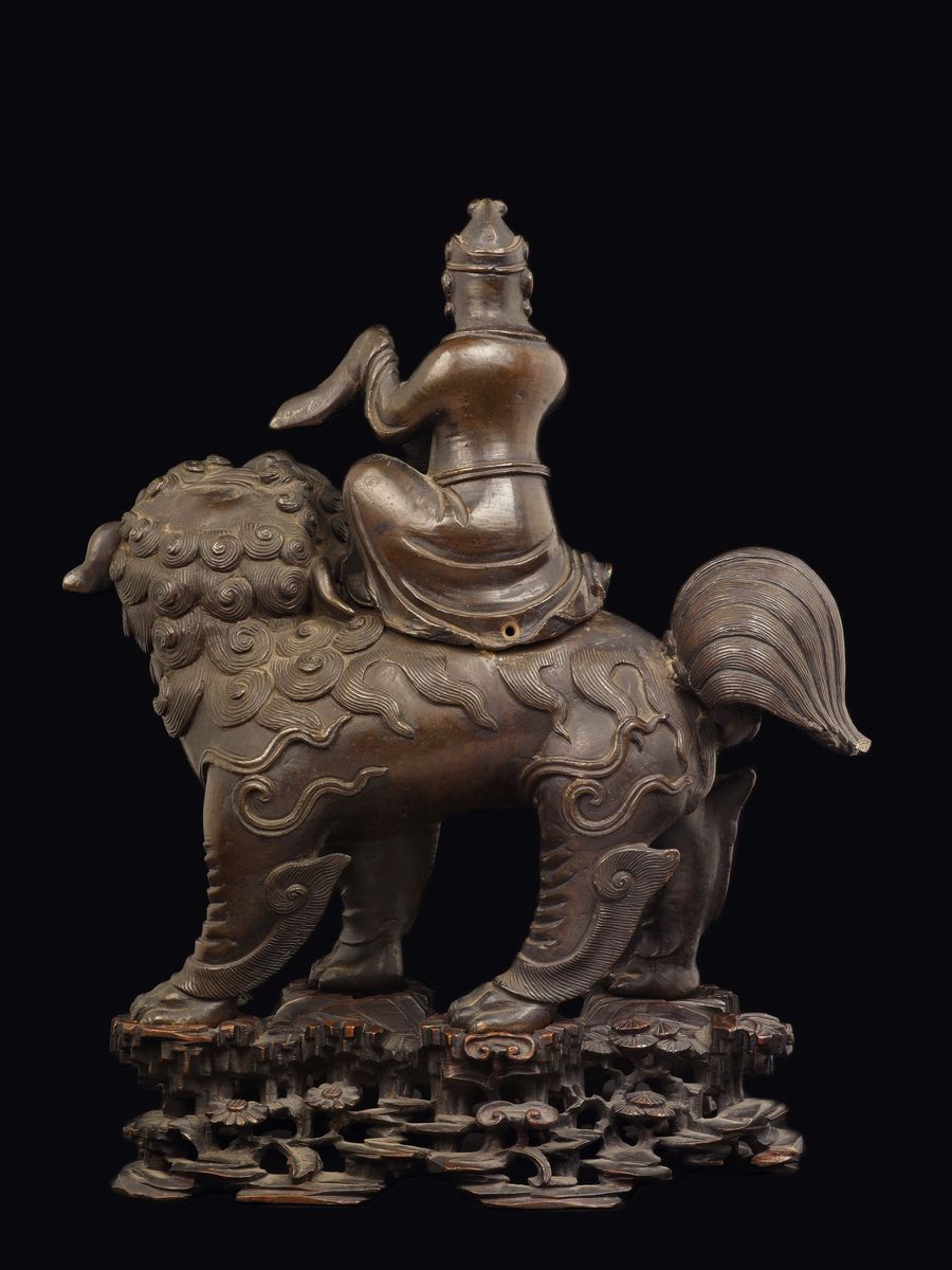 Grande Incensiere in Bronzo Raffigurante Saggio Sopra Cane di Pho, Cina, Dinastia Ming, XVII Seco...