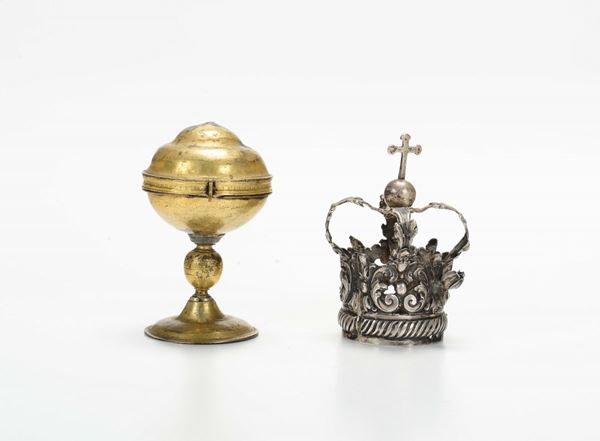 Lotto composto da piccola corona in argento e piccolo portaostie