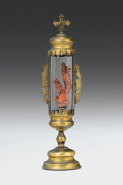 Reliquiario in Metallo Dorato Contenente una Raffigurazione in Corallo Scolpito di Madonna con Ba...
