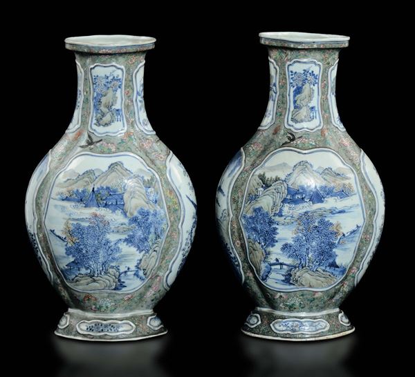 Coppia di vasi in porcellana a smalti policromi con riserve bianche e blu raffiguranti paesaggi fluviali e decoro floreale, Cina, Dinastia Qing, XIX secolo