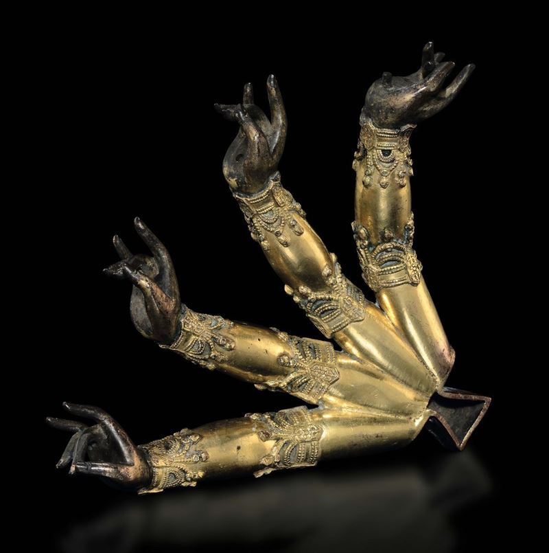 Le mani di una scultura in bronzo dorato, Cina, Dinastia Ming, XV secolo  - Asta Fine Chinese Works of Art - Cambi Casa d'Aste