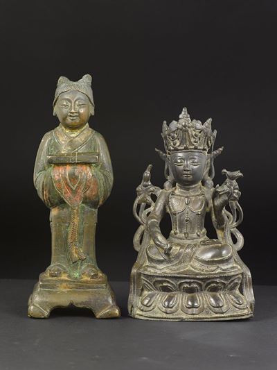 Figura Femminile in Bronzo con Scatola tra le Mani e Buddha Incoronato Seduto su Fiore di Loto in...