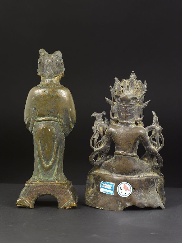 Figura Femminile in Bronzo con Scatola tra le Mani e Buddha Incoronato Seduto su Fiore di Loto in...