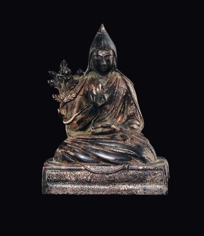 Figura di Lama Seduto in Bronzo con Tracce di Doratura con Libro in Mano, Tibet, XVIII Secolo