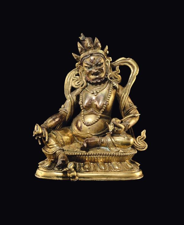 Figura di Sita-Jambhala in bronzo dorato con topino nella mano sinistra seduto su doppio fiore di loto, Cina, Dinastia Qing, XVIII secolo
