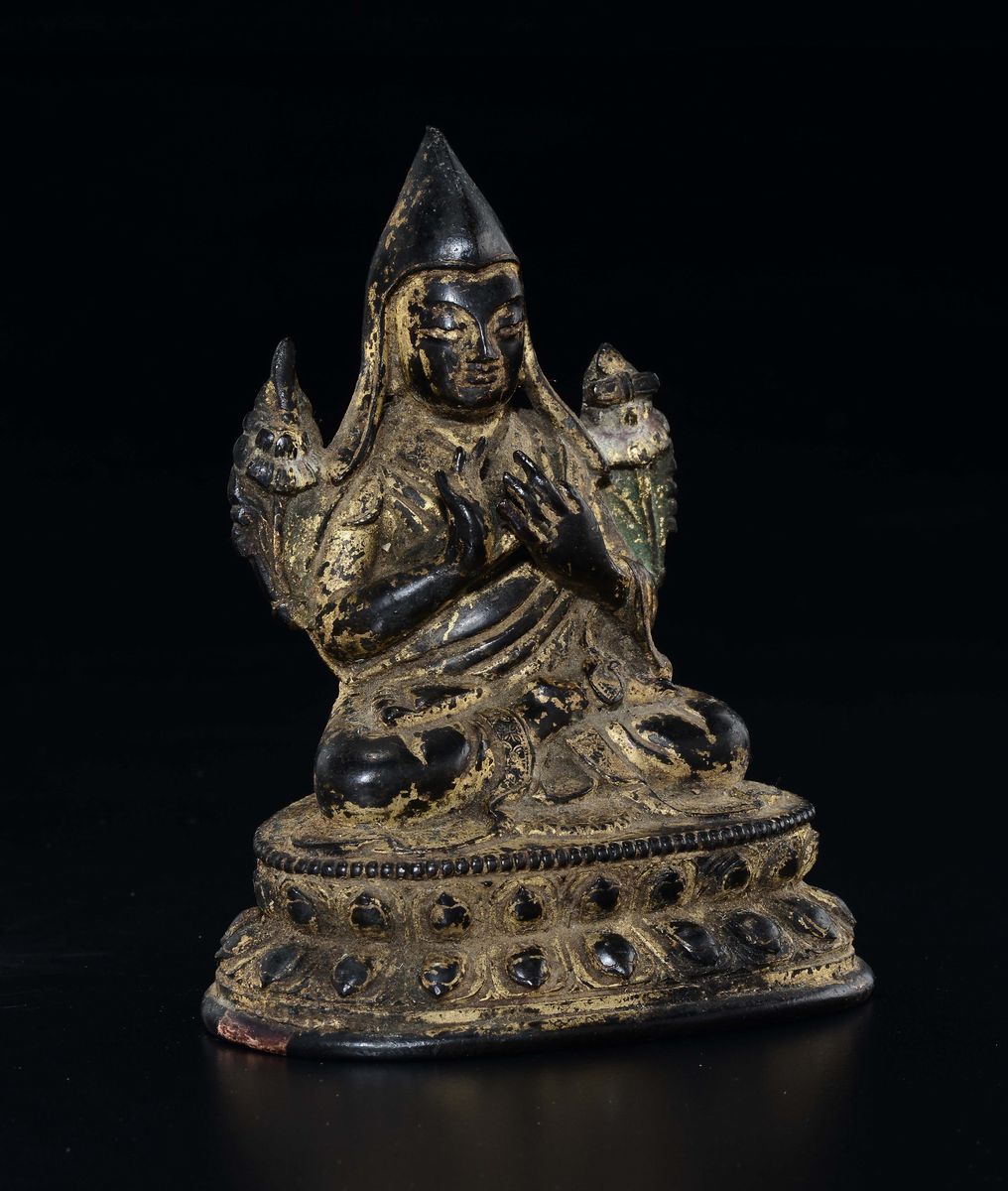 Figura di Tsong Khapa in Bronzo Dorato a Freddo su Doppio Fiore di Loto, Tibet, XVII Secolo