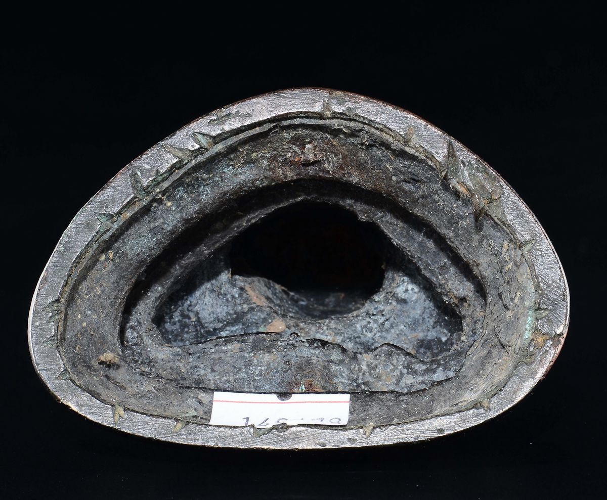 Figura di Tsong Khapa in Bronzo Dorato a Freddo su Doppio Fiore di Loto, Tibet, XVII Secolo