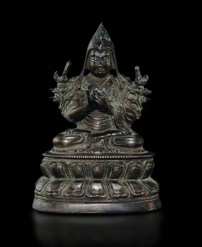 Figura di Tsong Khapa in Bronzo Seduto su Doppio Fiore di Loto, Tibet, XVIII Secolo