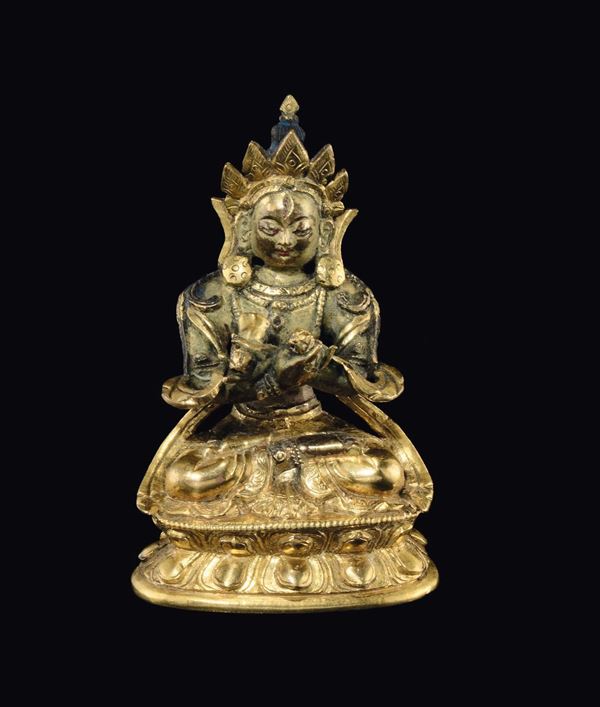 Piccola figura di Amitaya in bronzo dorato con vajra tra le mani, Tibet, XVIII secolo