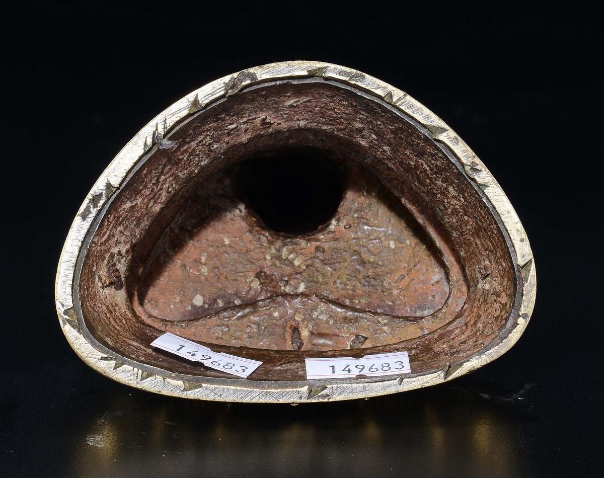 Figura di Sakyamuni in Bronzo Dorato Seduto su Doppio Fiore di Loto, Cina, Dinastia Ming, XVII Se...