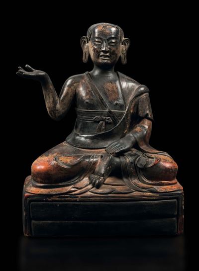 Rara Figura di Luohan Seduto in Terracotta Dipinta, Cina, Dinastia Qing, XVIII Secolo