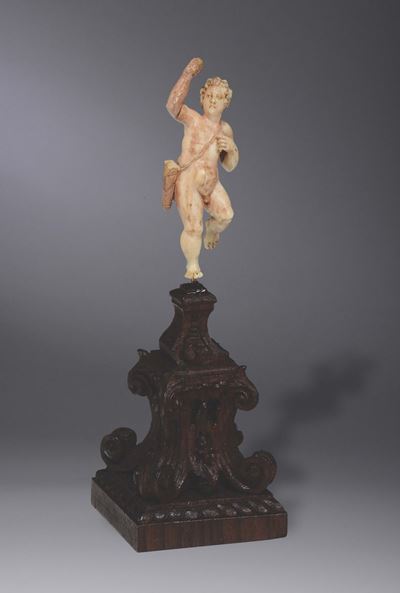 Figura di Cupido in Avorio Scolpito su Base in Legno, Arte Barocca del XVII-XVIII Secolo