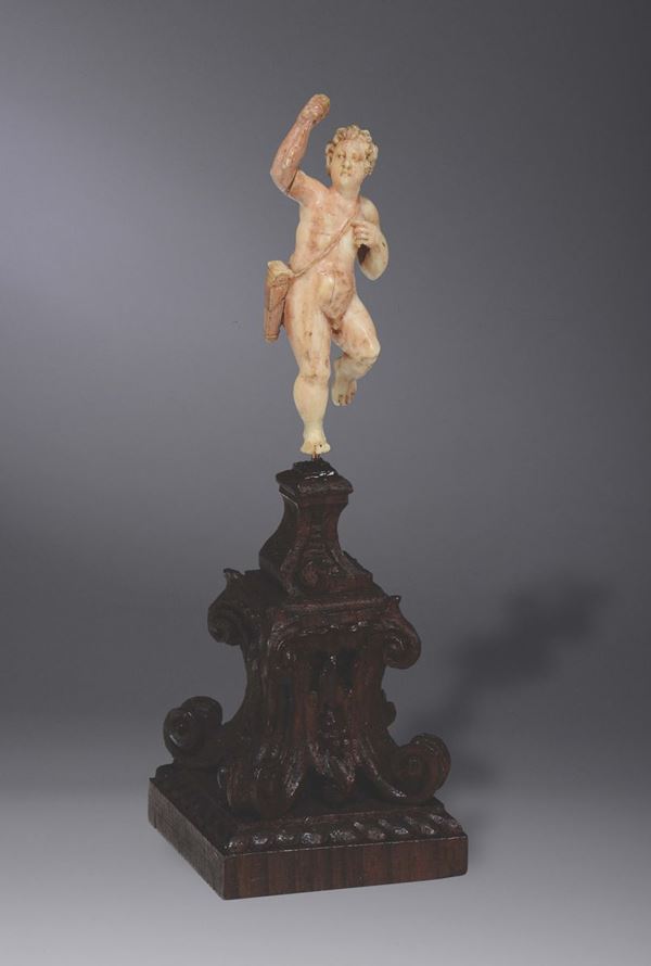 Figura di Cupido in avorio scolpito su base in legno, arte barocca del XVII-XVIII secolo