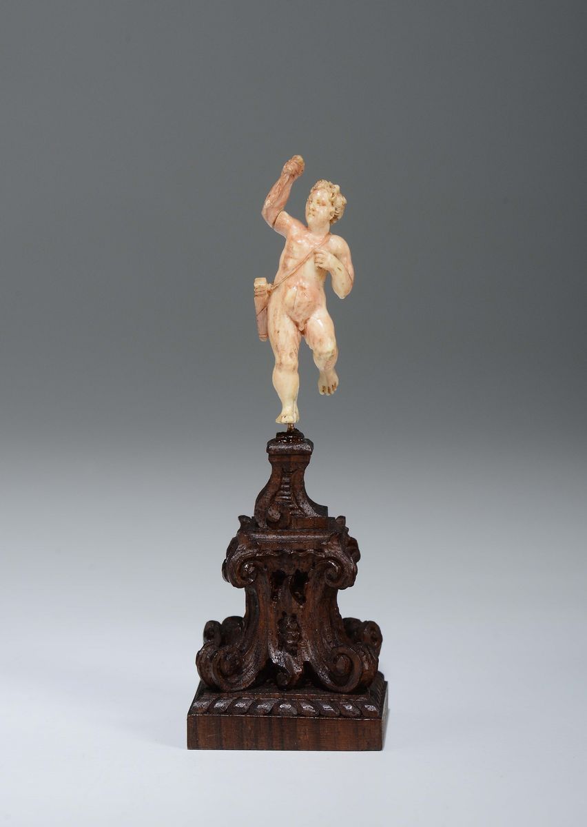 Figura di Cupido in Avorio Scolpito su Base in Legno, Arte Barocca del XVII-XVIII Secolo