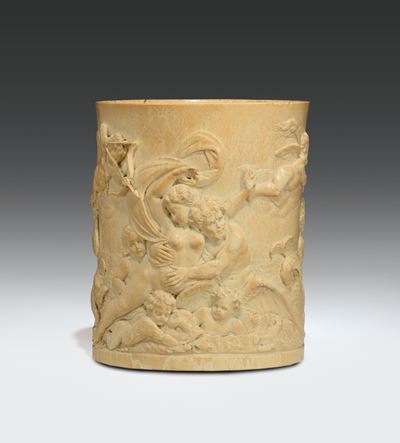 Elemento di Boccale in Avorio Scolpito sulla Fascia con Scena Raffigurante il Mito di Galatea, Ge...