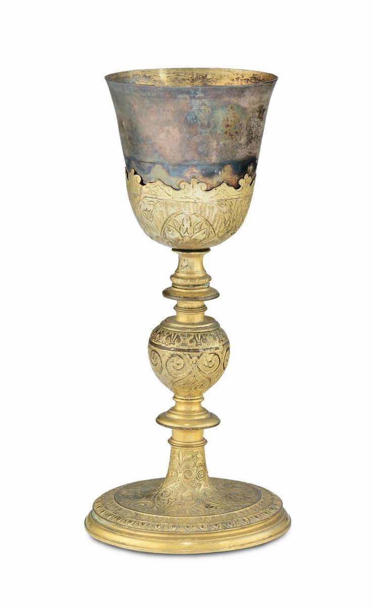 Calice in rame dorato e cesellato con coppa in argento dorato, Italia, XVII secolo  - Asta Antiquariato - Cambi Casa d'Aste