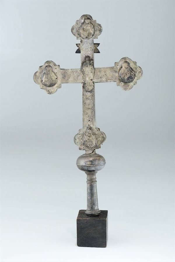 Croce processionale con struttura lignea rivestita in lamina d’argento sbalzata e cesellata, orafo dell’Italia del nord attivo tra il XV e il XVI secolo
