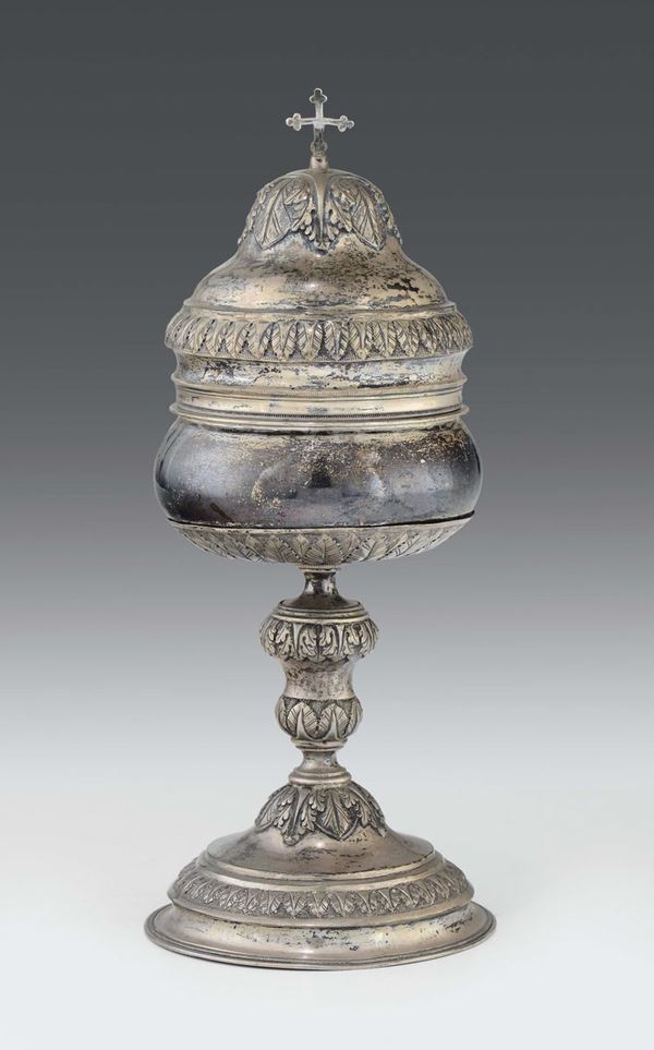 Pisside in argento sbalzato, fuso e cesellato, Torino, bollo in uso dal 1815 al 1824. Console Giuseppe Vernoni.