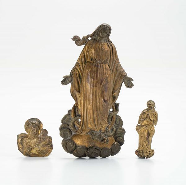 Gruppo di tre figure in metallo dorato