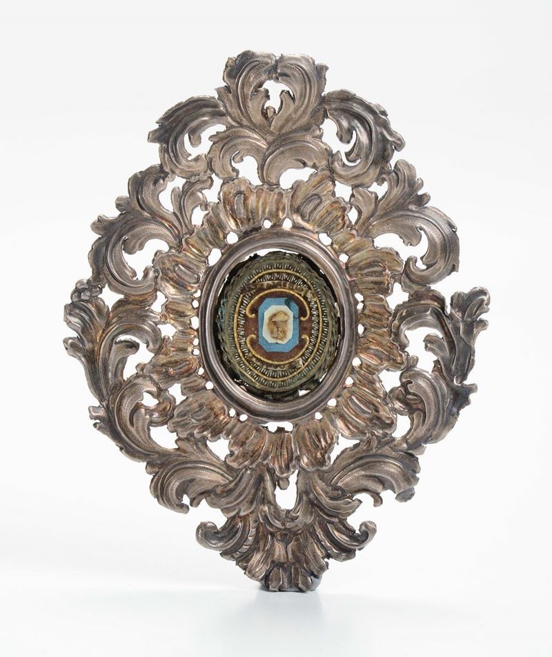Cornice in argento a motivi vegetali con reliquia centrale, XIX secolo  - Asta Antiquariato - Cambi Casa d'Aste