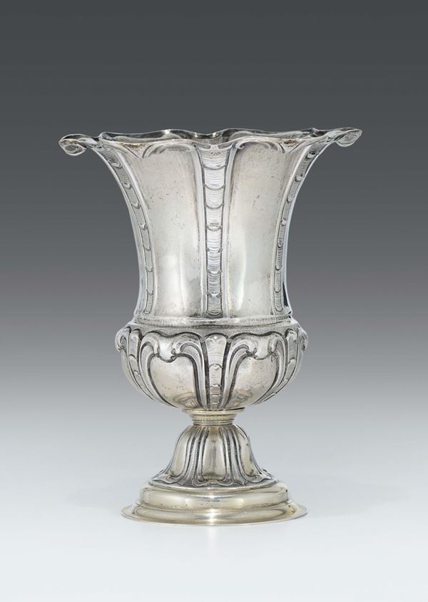 Vaso in argento sbalzato e cesellato, Firenze prima metà del XVIII secolo, punzone dell’argentiere Adriano Haffner (1703-1768).