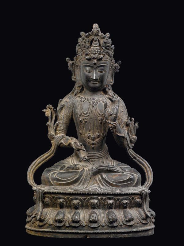 Figura di Samantabhadra in bronzo seduto su doppio fiore di loto, Cina, Dinastia Ming, XVII secolo