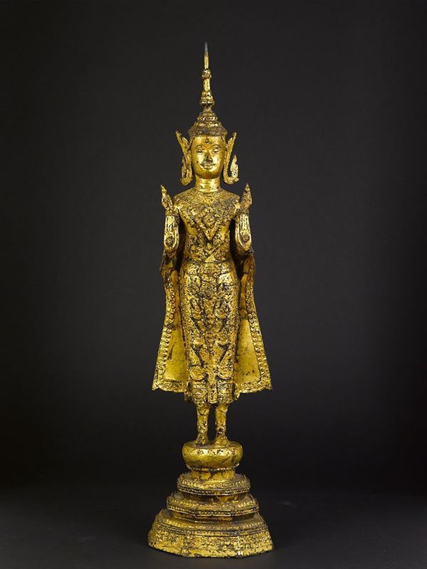 Divinità eretta in bronzo dorato, Thailandia, XIX secolo