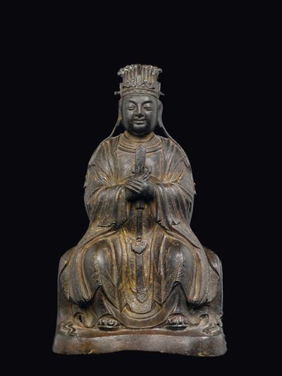 Figura di Dignitario Seduto in Bronzo con Tracce di Doratura, Cina, Dinastia Ming, XVII Secolo