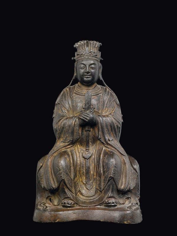 Figura di dignitario seduto in bronzo con tracce di doratura, Cina, Dinastia Ming, XVII secolo