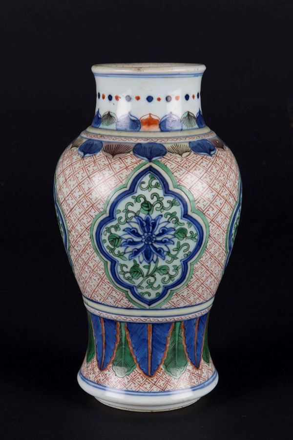 Piccolo vaso in porcellana a smalti policromi con fiore di loto entro riserve, Cina, XX secolo