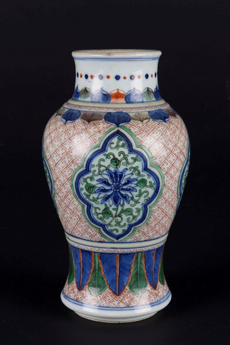 A small polychrome enamelled porcelain vase with lotus flower within reserves, China, 20th century  - Auction Chinese Works of Art - Cambi Casa d'Aste