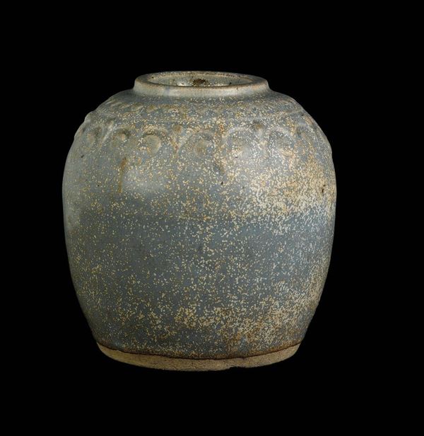 Vasetto in grès a smalto ceruleo con decoro a rilievo, Cina, Dinastia Ming, XVII secolo