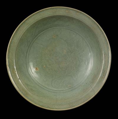 Piatto in Porcellana Celadon con Craquelè, Cina, Dinastia Ming, XVI Secolo