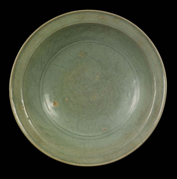 Piatto in porcellana Celadon con craquelè, Cina, Dinastia Ming, XVI secolo