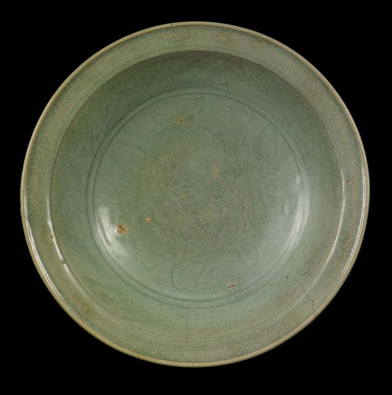 A Celadon craquelé porcelain dish, China, Ming Dynasty, 16th century  - Auction Fine Chinese Works of Art - Cambi Casa d'Aste