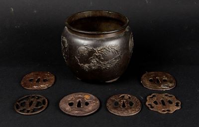 Lotto Composto da Sei Else di Spade ed un Piccolo Cachepot in Bronzo, Giappone, XIX Secolo