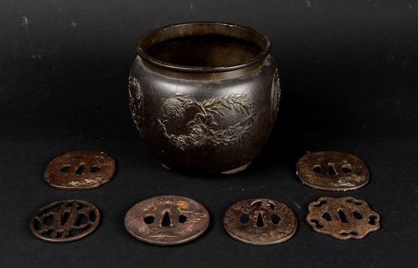 Lotto composto da sei else di spade ed un piccolo cachepot in bronzo, Giappone, XIX secolo