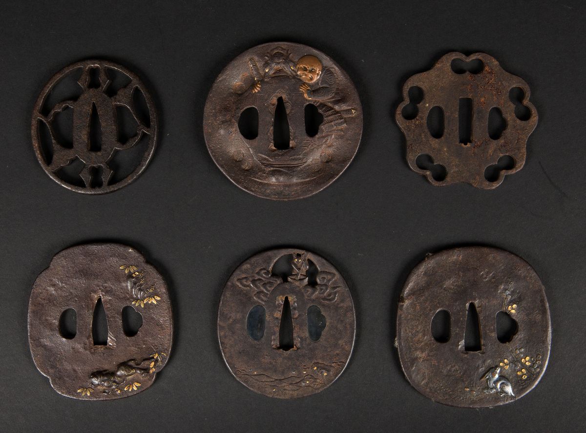 Lotto Composto da Sei Else di Spade ed un Piccolo Cachepot in Bronzo, Giappone, XIX Secolo