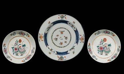 Grande Piatto e Coppia di Piattini in Porcellana a Smalti Policromi con Decoro Floreale, Cina, Di...