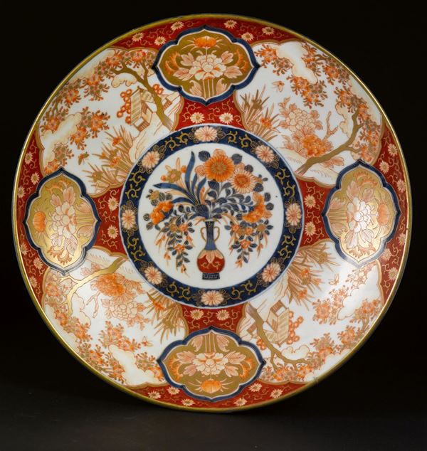 A large Imari porcelain dish, Japan, 19th century