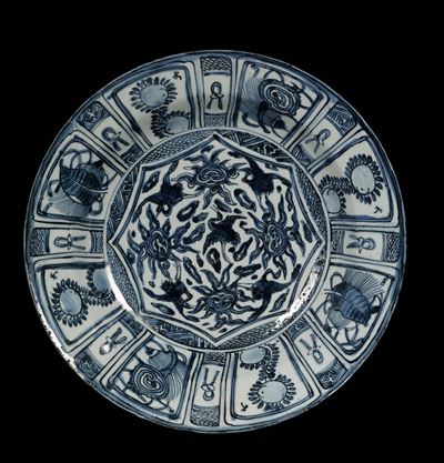 Piatto in Porcellana Bianca e Blu a Decoro Naturalistico, Cina, Dinastia Ming, Epoca Wanli (1573-...